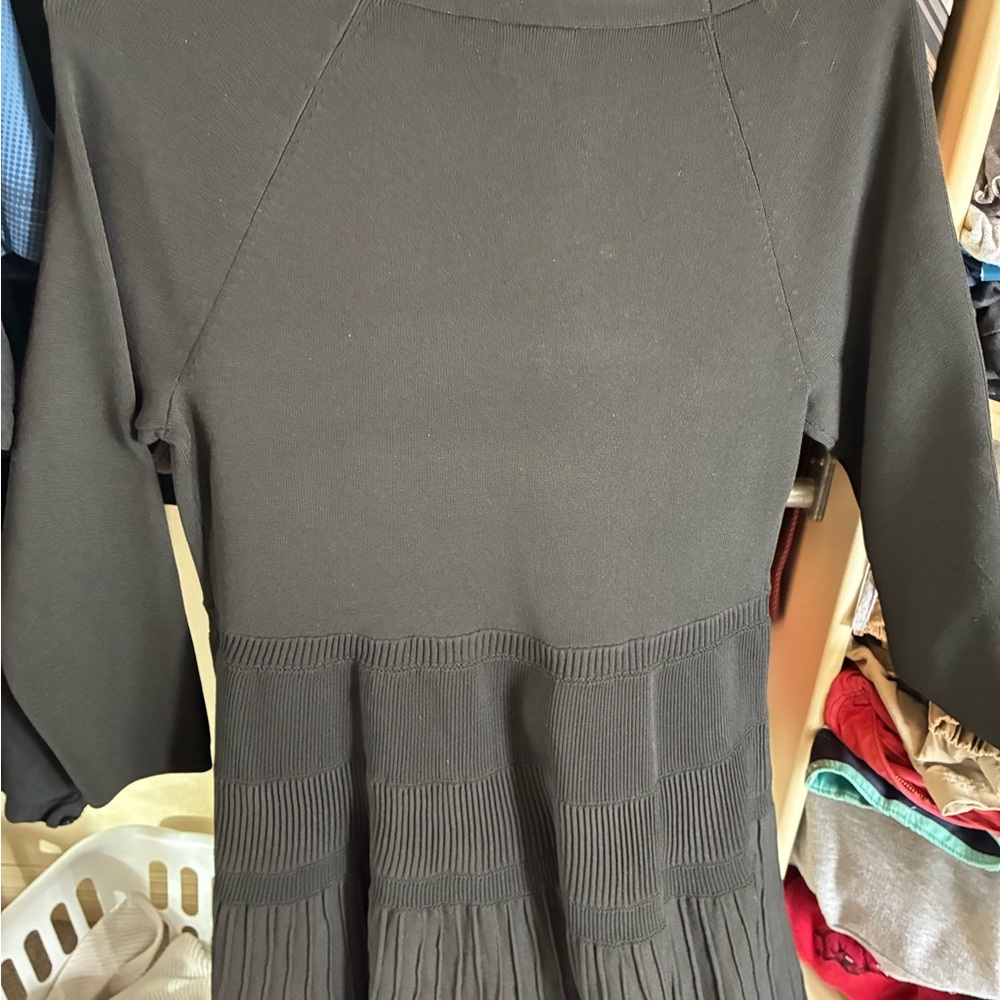 Elegant Black V-Neck Dress - Picture 4 of 4